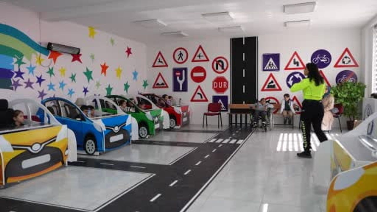 Düzce Trafik Eğitim Parkı'nda Yunus Emre İlkokulu Öğrencilerine Teorik ve Uygulamalı Trafik Eğitimi