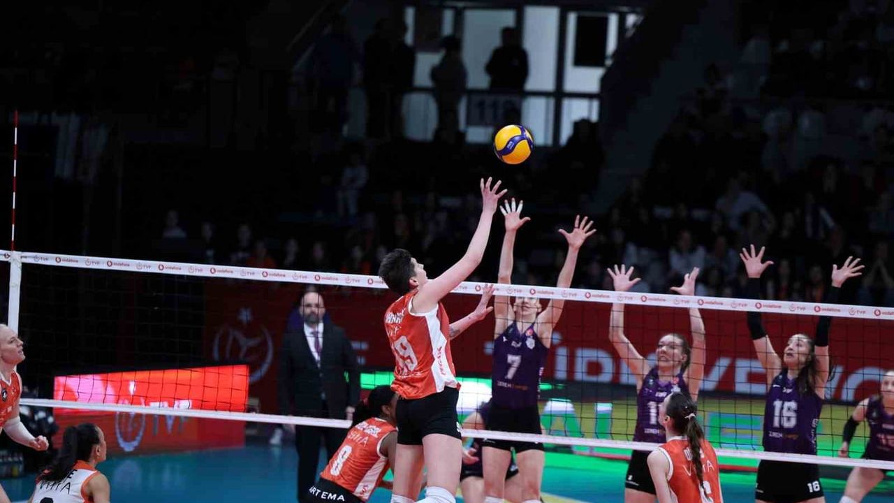 Eczacıbaşı Dynavit, Zeren Spor'u 3-1 mağlup ederek Sultanlar Ligi'ni 3. sırada tamamladı