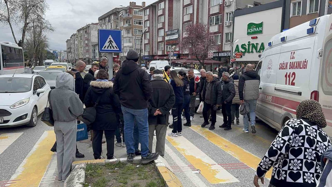 Edirne Ayşekadın'da yaya geçidinde otomobilin yayaya çarpma anı güvenlik kamerasında