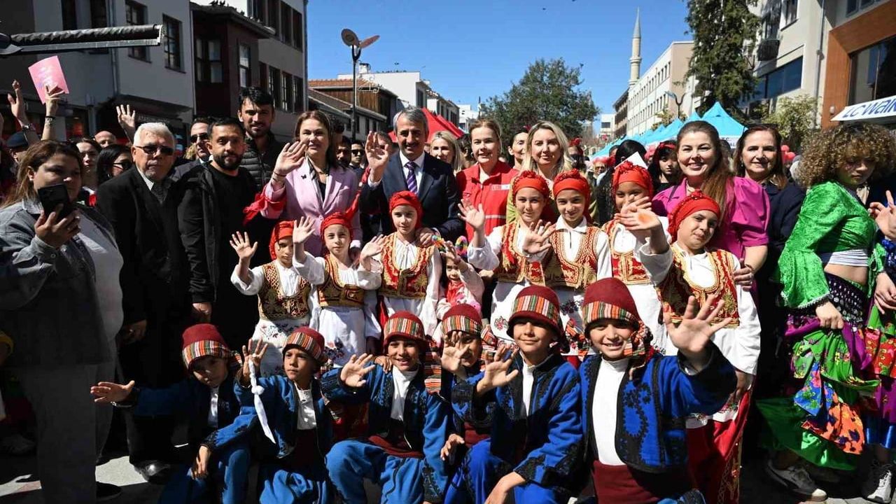Edirne’de 8 Nisan Dünya Romanlar Günü etkinliği Saraçlar Caddesi’nde renkli görüntüler oluşturdu