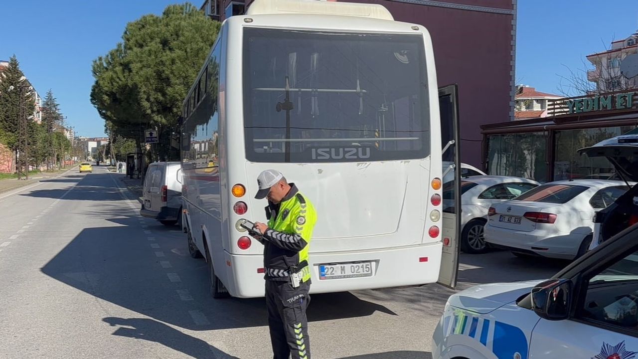 Edirne’de minibüs ile otomobil çarpıştı: 1 kişi yaralandı