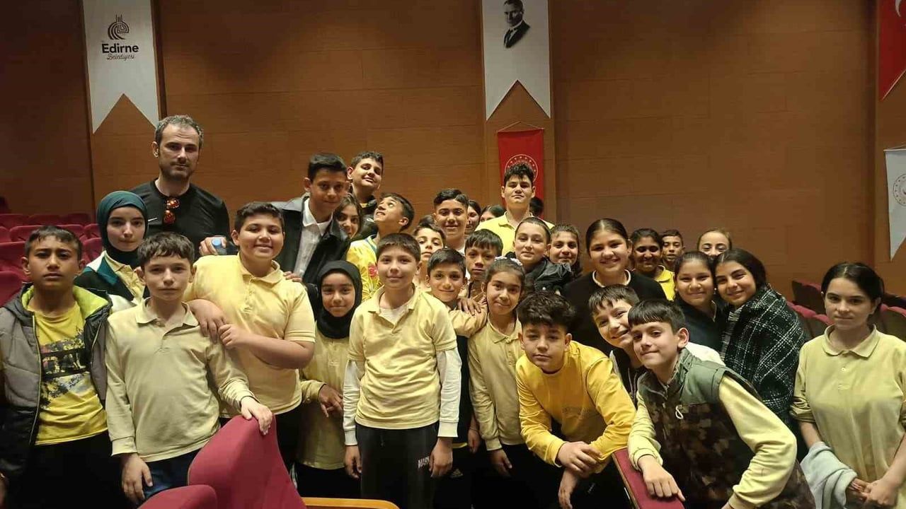 Edirne'de Romanlar Günü kapsamında tiyatroyla çevre bilinci aşılandı