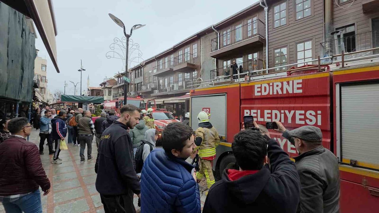 Edirne'de Saraçlar Caddesi'nde ahşap binada dönerci bacasında çıkan yangın söndürüldü