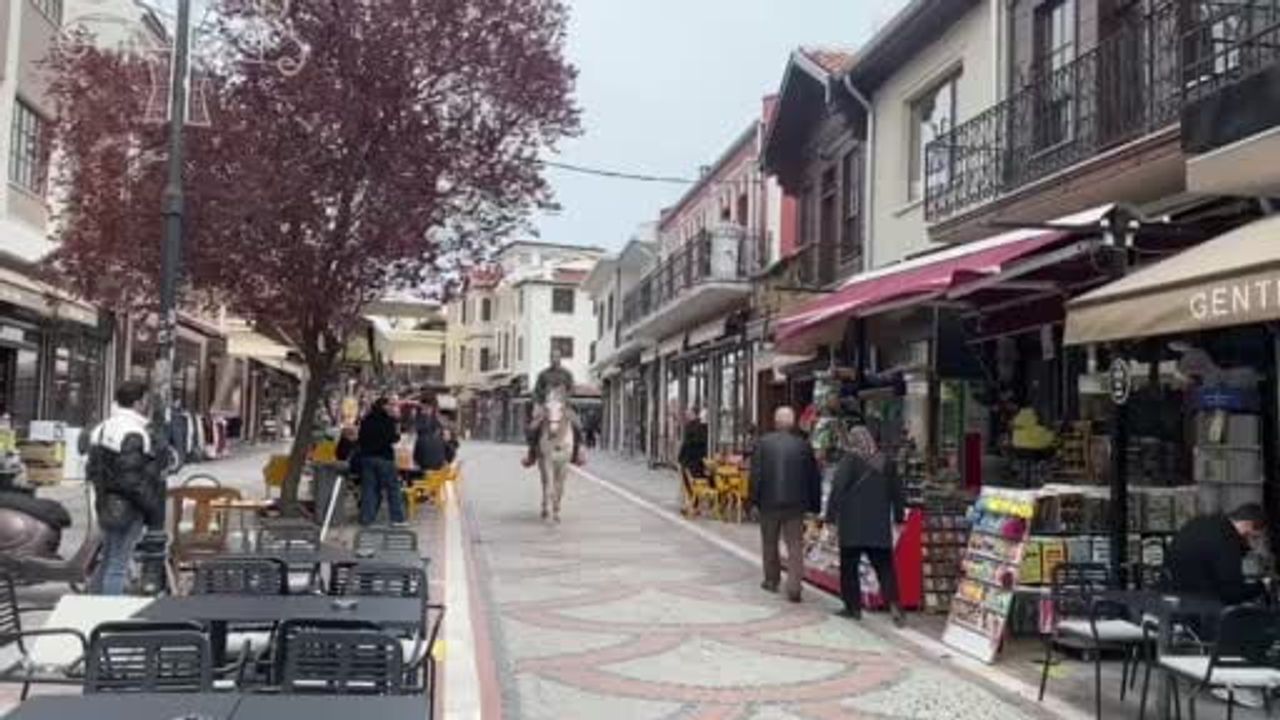 Edirne'de Saraçlar Caddesi'nde beyaz atla gezinti ilgi çekti