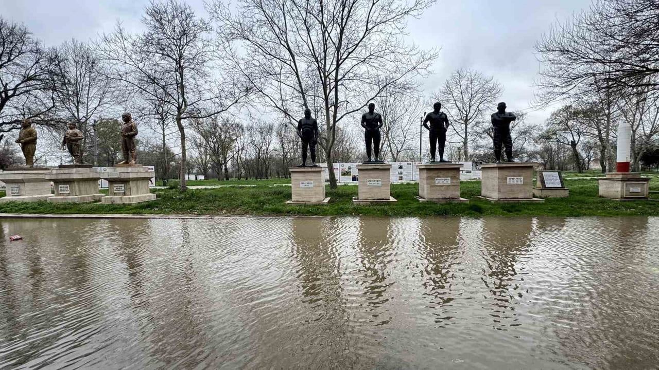Edirne'de Tunca Nehri taşkını: Sular Kırkpınar Er Meydanı'na ulaştı