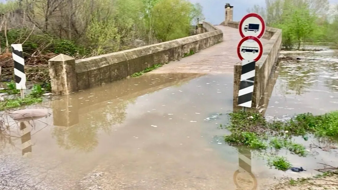 Edirne'de Tunca Nehri taştı: Saraçhane Köprüsü trafiğe kapandı