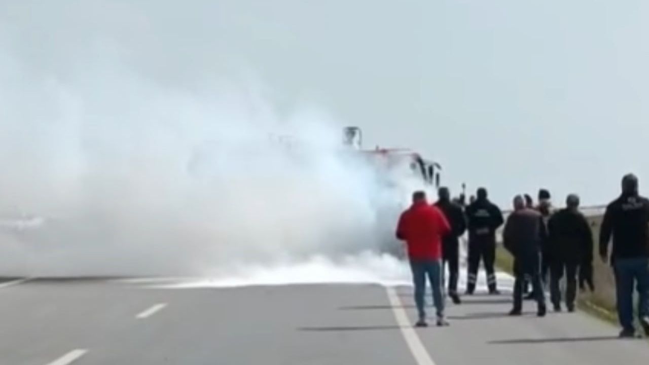 Edirne-Kırklareli Karayolunda Seyir Halindeki İş Makinesi Yandı