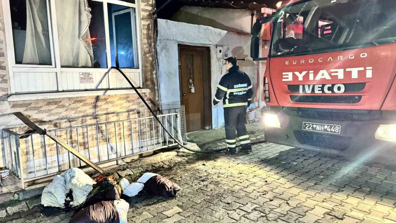 Edirne merkez Çavuşbey Mahallesi'nde Apartman Dairesinde Çıkan Yangın Büyümeden Söndürüldü