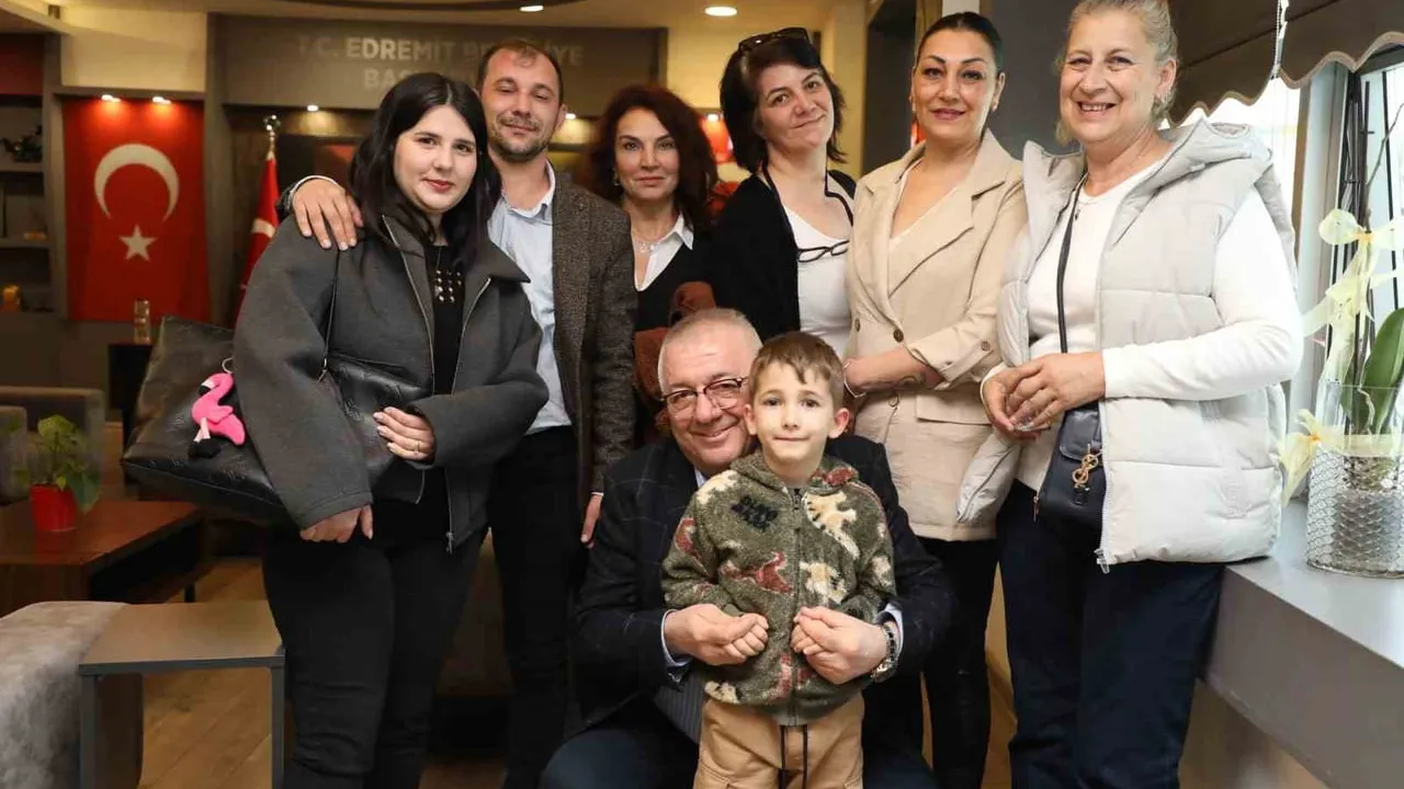 Edremit Belediye Başkanı Mehmet Ertaş, hayvanseverlerle barınak ve sokak hayvanları çalışmalarını değerlendirdi