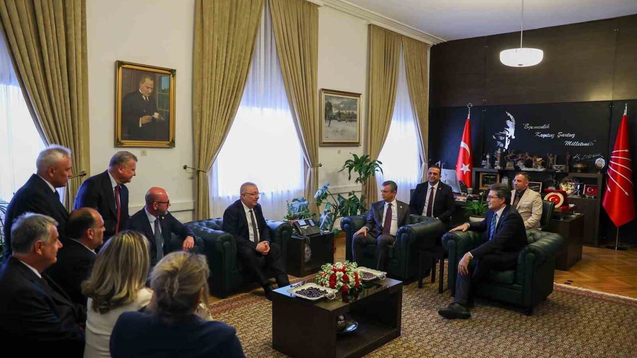 Edremit Heyeti Başkan Mehmet Ertaş ile CHP Genel Başkanı Özgür Özel’i TBMM’de Ziyaret Etti