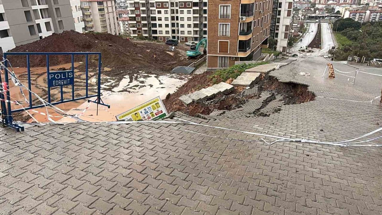 Edremit’te inşaat temel kazısında toprak kayması: Yol ve kaldırım zarar gördü