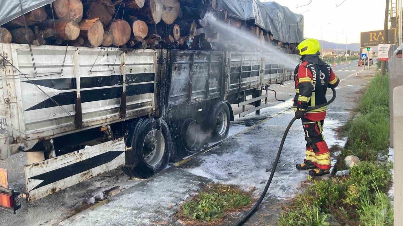 Edremit'te tomruk yüklü tır dorsesinde çıkan yangın itfaiye müdahalesiyle kontrol altına alındı