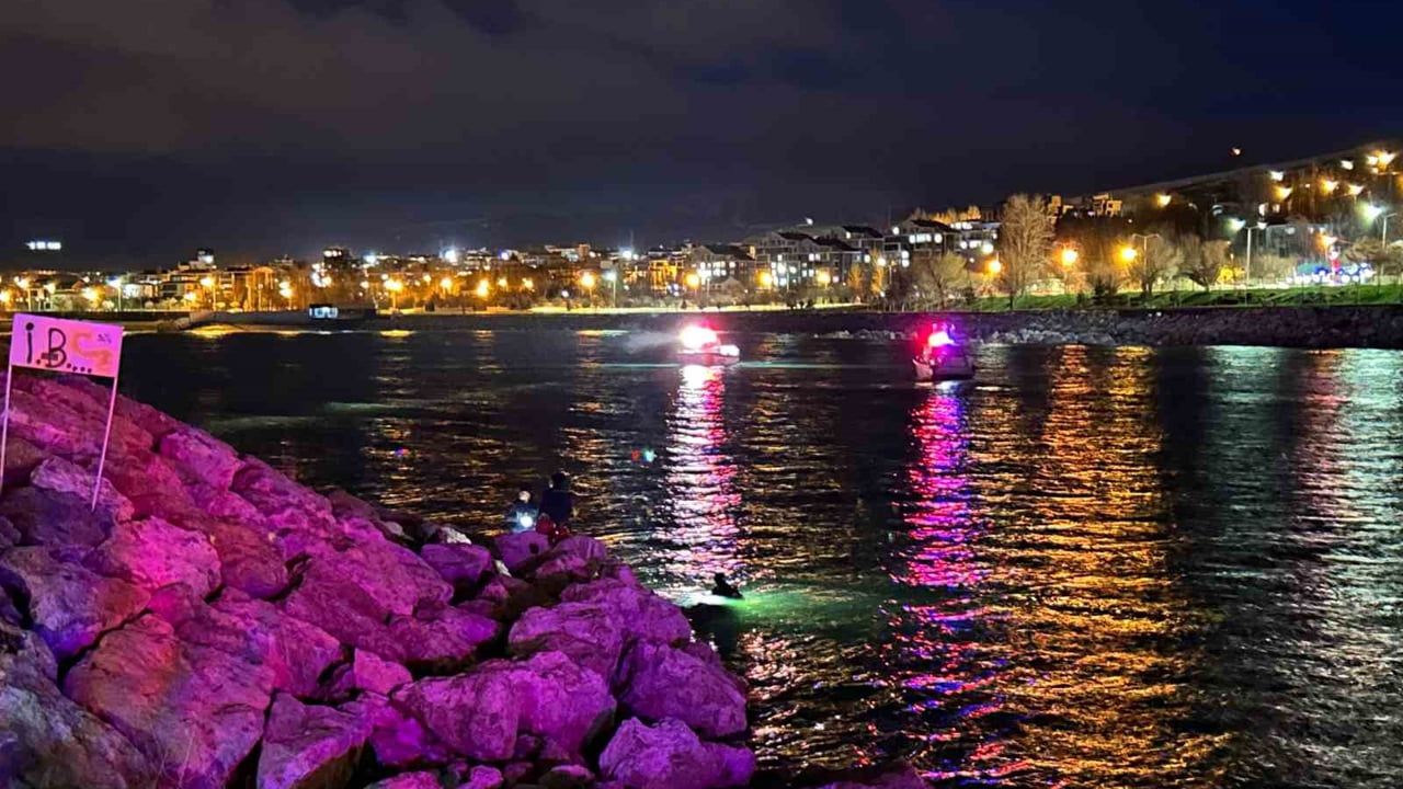 Edremit'te Van Gölü'ne Düşen Şahıs İçin Arama Kurtarma Çalışmaları Başladı