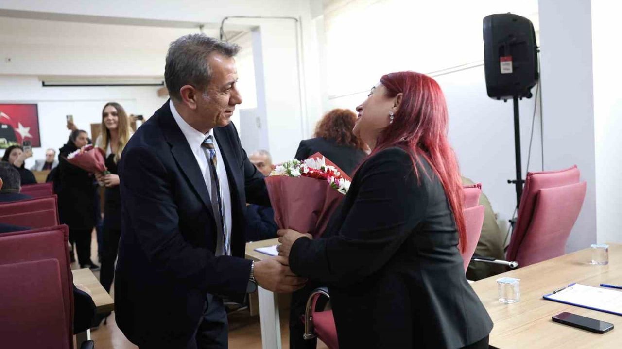 Efeler Belediye Başkanı Anıl Yetişkin, 3 Nisan'da kadın meclis üyelerine çiçek takdim etti