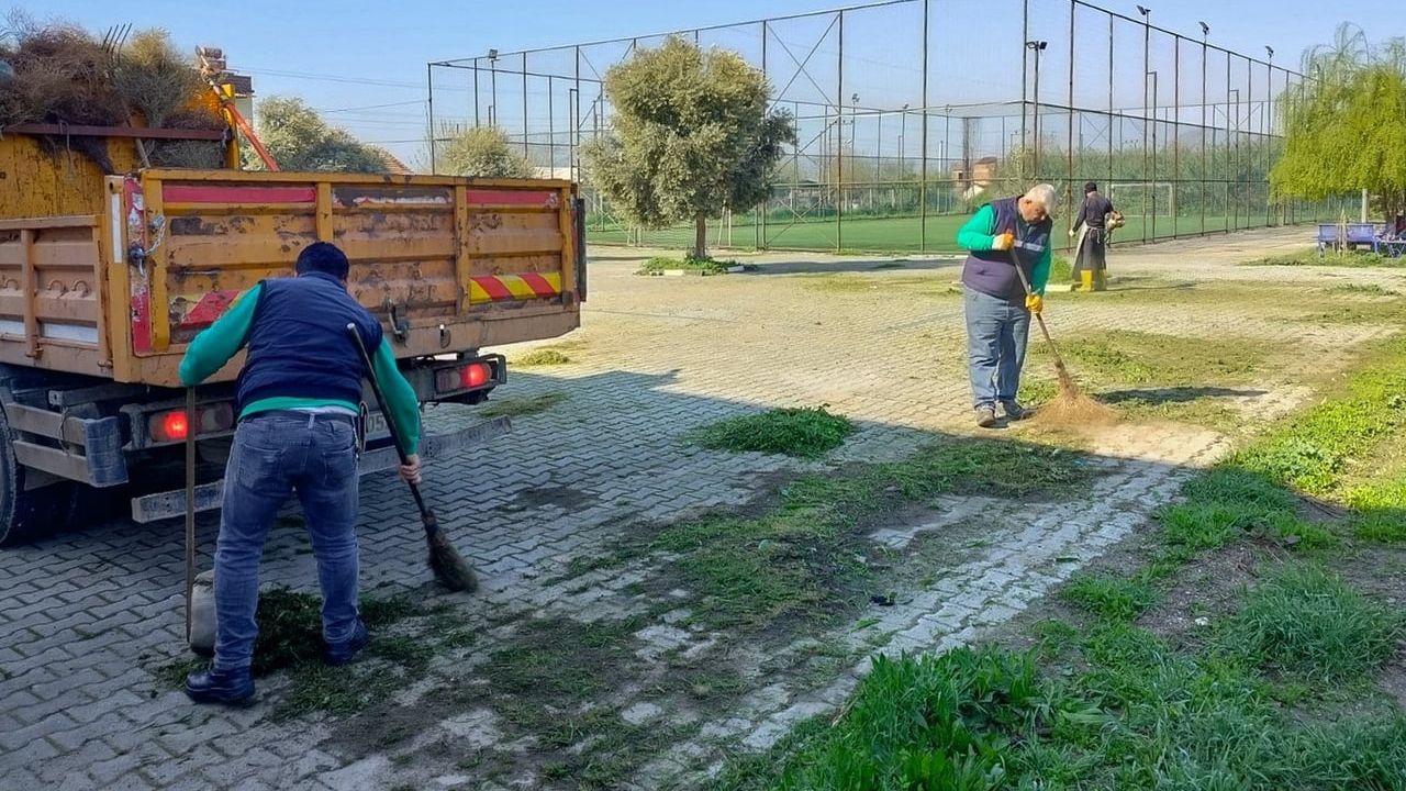 Efeler Belediyesi çim biçme ve çevre düzenleme çalışmalarını sürdürüyor
