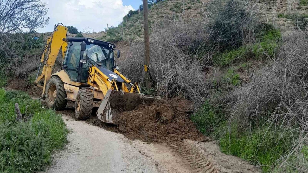 Efeler Belediyesi sağanak sonrası kapanan kırsal yolları hızla ulaşıma açtı