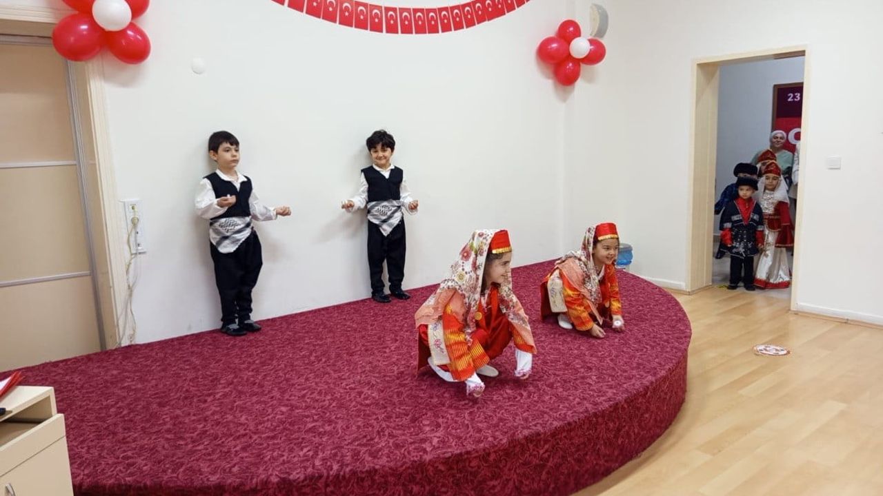 Efeler'de anaokulu öğrencileri 'Maarifin Kalbinde Çocuk' etkinliğinde eserlerini sergiledi