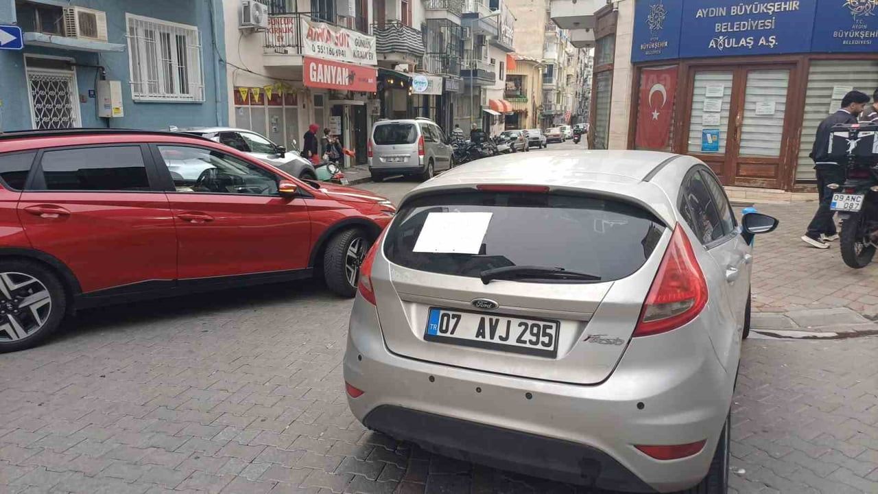 Efeler'de el frenini çekmeyi unutan sürücü aracın kayması sonucu yaralandı