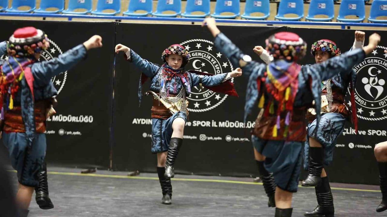 Efeler'de Kulüpler Arası Halk Oyunları Yarışması: 18 ekip 10 dalda sahne aldı