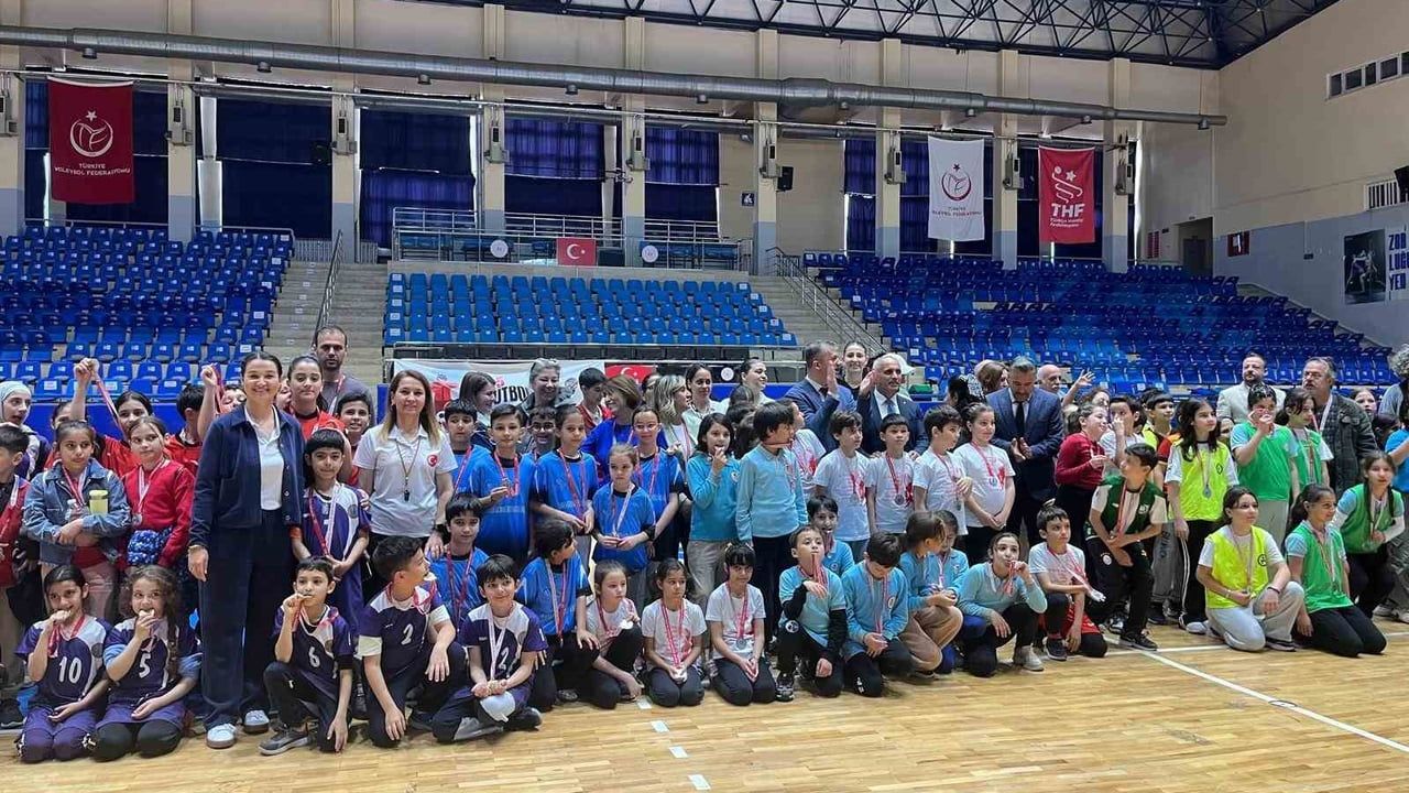 Efeler'de minikler sporla buluştu: İlkokul Fiziksel Etkinlik Oyunları’na 600'ü aşkın öğrenci katıldı