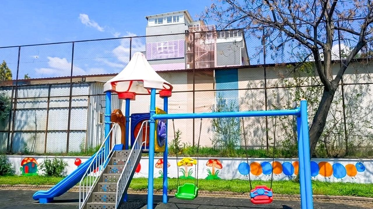 Efeler’de parklar dekoratif boyamalarla yenileniyor