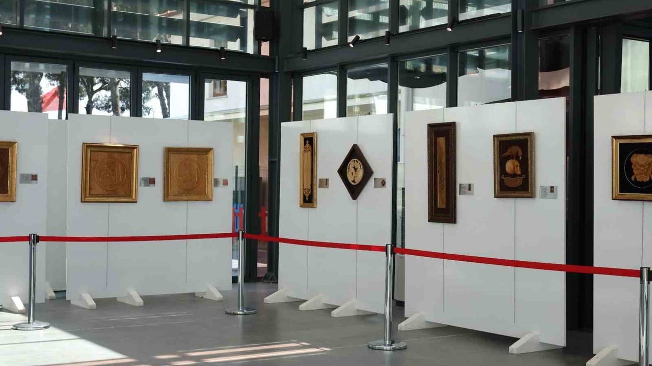 Efeler ve Didim'de 'Cam Heykel' ve 'Ahşabın Zikri' sergileri açıldı