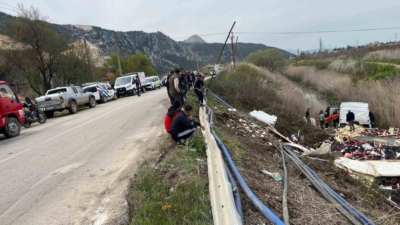 Eğirdir'de elma yüklü çekici Kovada Kanalı'na devrildi: 1 yaralı