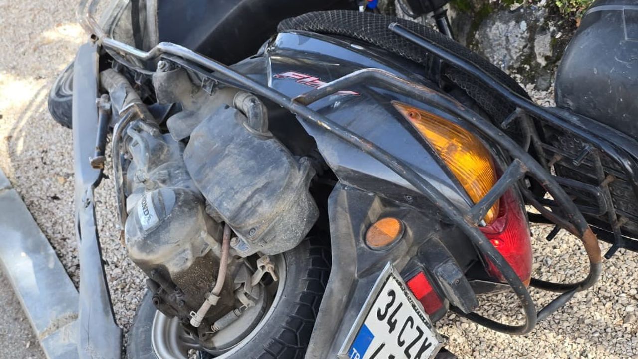 Eğirdir’de Motosiklet Refüje Çarptı: Sürücü Ağır Yaralandı