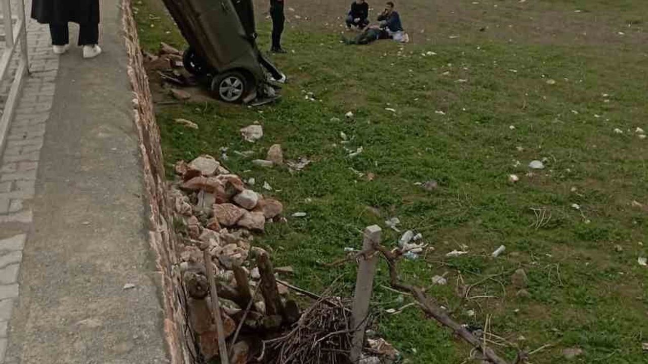 Elazığ-Bingöl kara yolunda otomobil şarampole uçtu: 1 yaralı