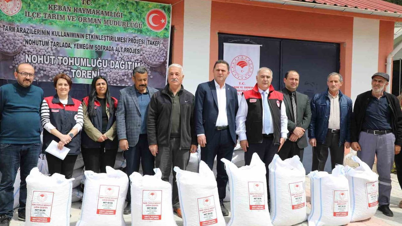 Elazığ'da 150 üreticiye 24 bin 250 kilogram nohut tohumu dağıtıldı