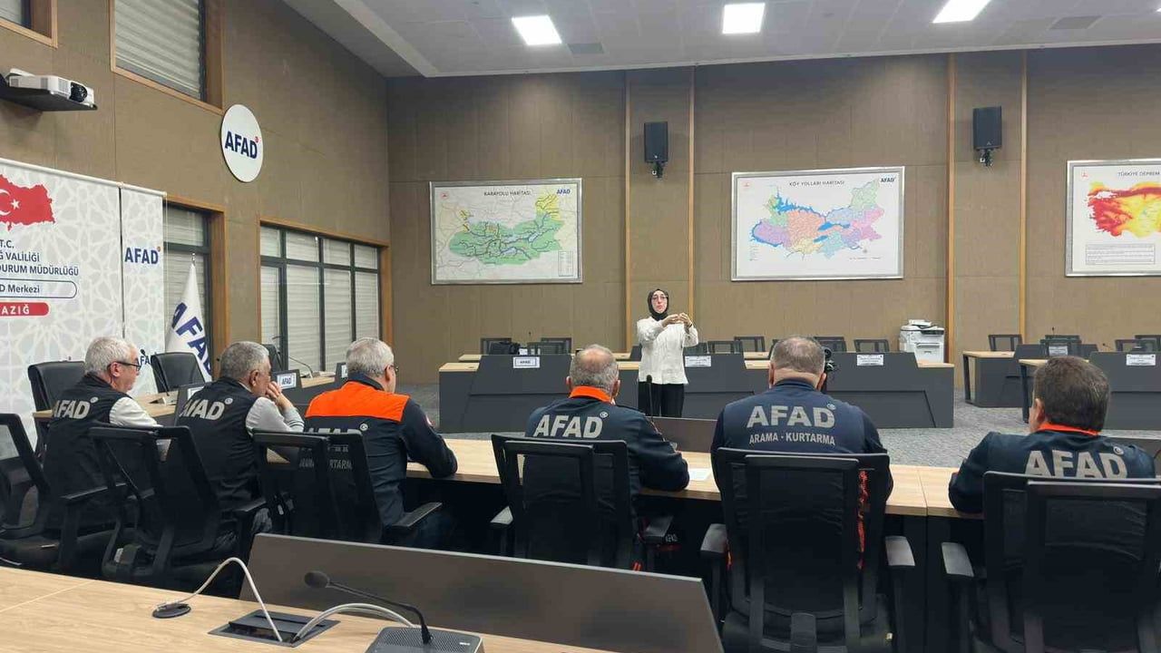 Elazığ’da AFAD personeline Türk İşaret Dili Temel Seviyesi Eğitimi başladı