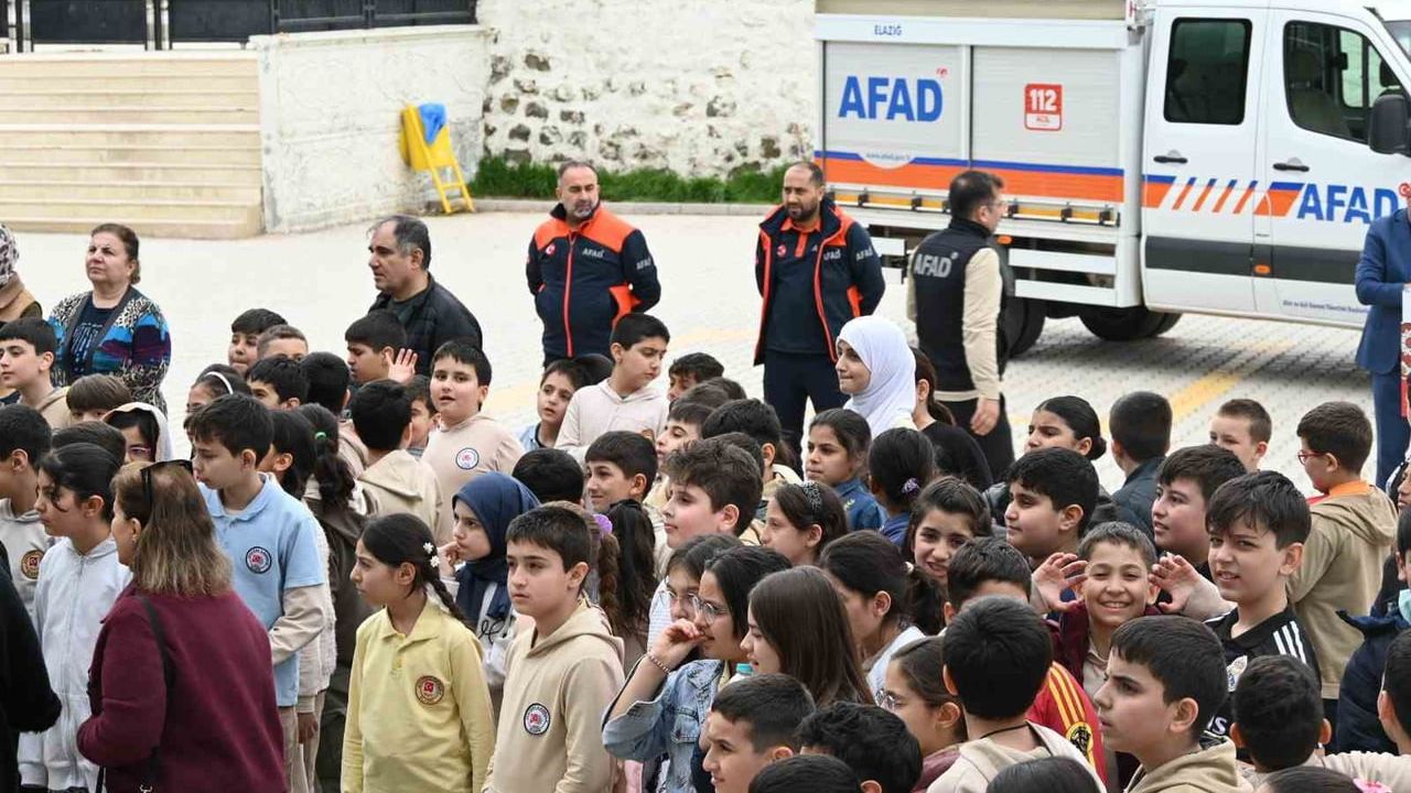 Elazığ'da Atatürk İlkokulu'nda Afet Farkındalık Eğitimi ve Tahliye Tatbikatı