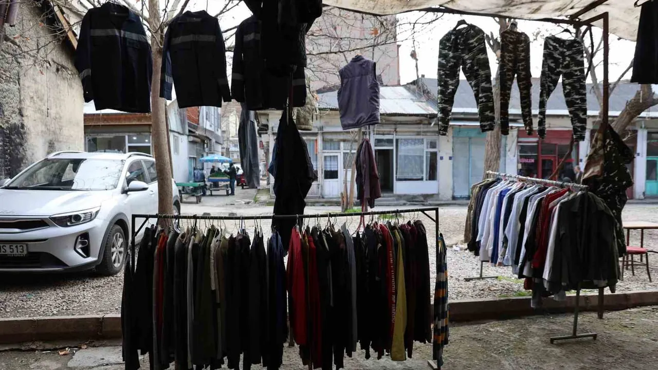 Elazığ'da bahçe ve inşaat sezonu ikinci el kıyafet talebini yükseltti