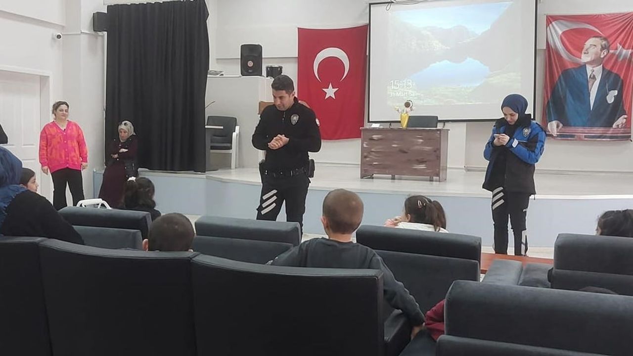 Elazığ'da Çocuk Evleri Sitesi'nde Polis Tarafından Bilgilendirme Etkinliği