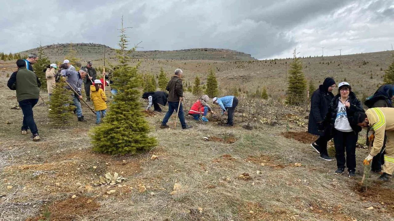 Elazığ'da çocuklara doğa bilinci için fidan dikim etkinliği