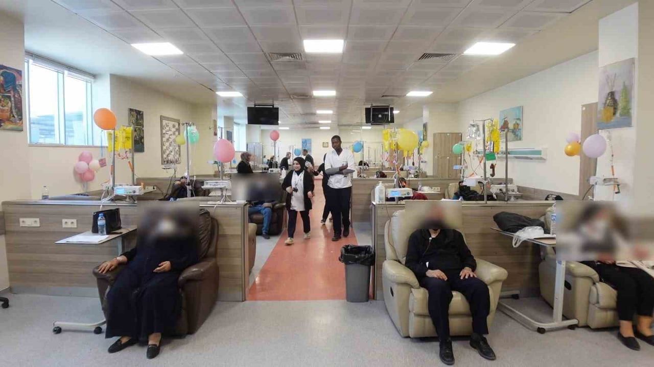 Elazığ'da Dünya Kanser Günü: Fırat Üniversitesi Hastanesi'nde kanser hastalarına karanfil ve destek