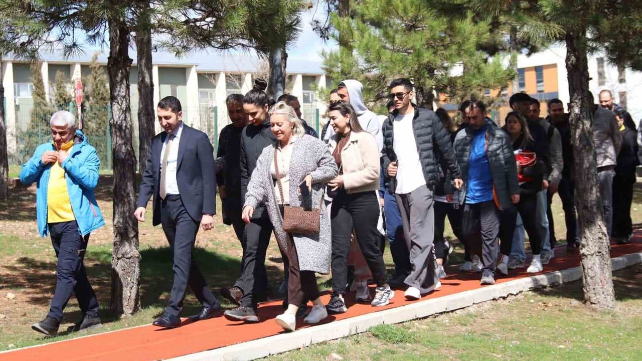 Elazığ'da Dünya Sağlıklı Yaşam Günü'nde Yürüyüş: Sağlıklı Yaşam Bilinci Öne Çıktı