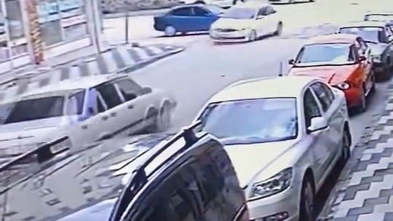 Elazığ'da iki otomobil çarpıştı; kaza anı iş yerinin güvenlik kamerasına yansıdı