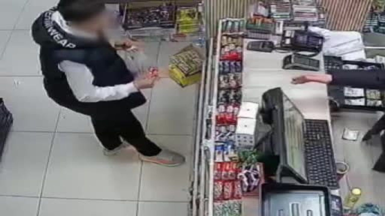 Elazığ'da kasiyeri oyalayıp kasa üstündeki eriği çalan şüpheli kamerada
