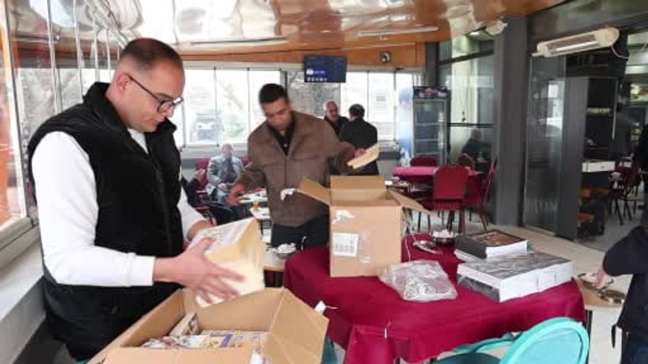 Elazığ’da 'Kıraathanede Okuyorum' ile kahvehanelere kitap köşesi kuruldu