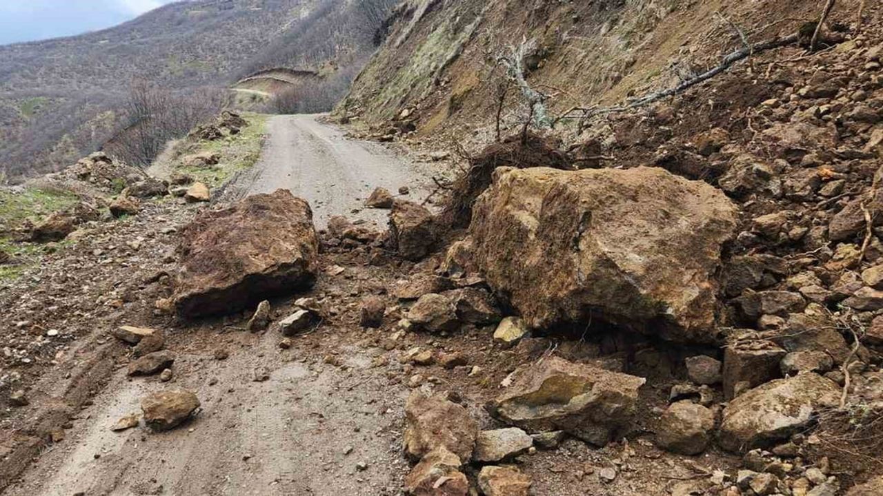 Elazığ'da Korudibi Köyü yolunu kapatan heyelan yeniden ulaşıma açıldı