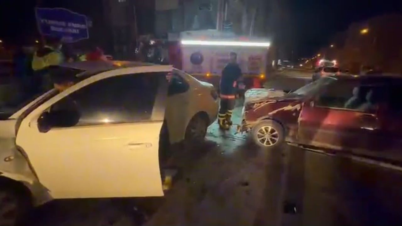 Elazığ'da Kovancılar-Palu Karayolunda Çarpışma: 2 Kişi Yaralandı