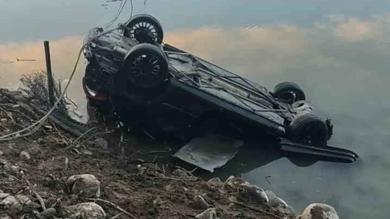 Elazığ'da otomobil Pembelik Baraj Gölü'ne düştü; sürücü kurtarıldı