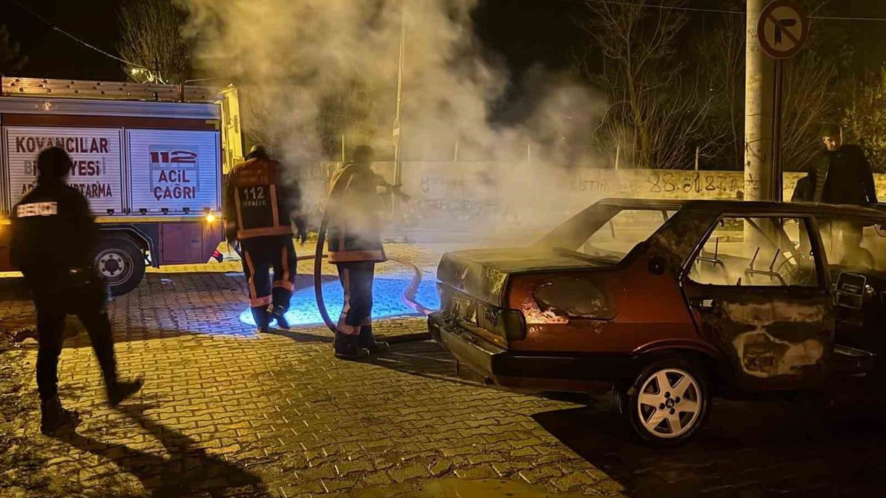 Elazığ'da park halindeki TOFAŞ otomobil alev alarak kullanılamaz hale geldi