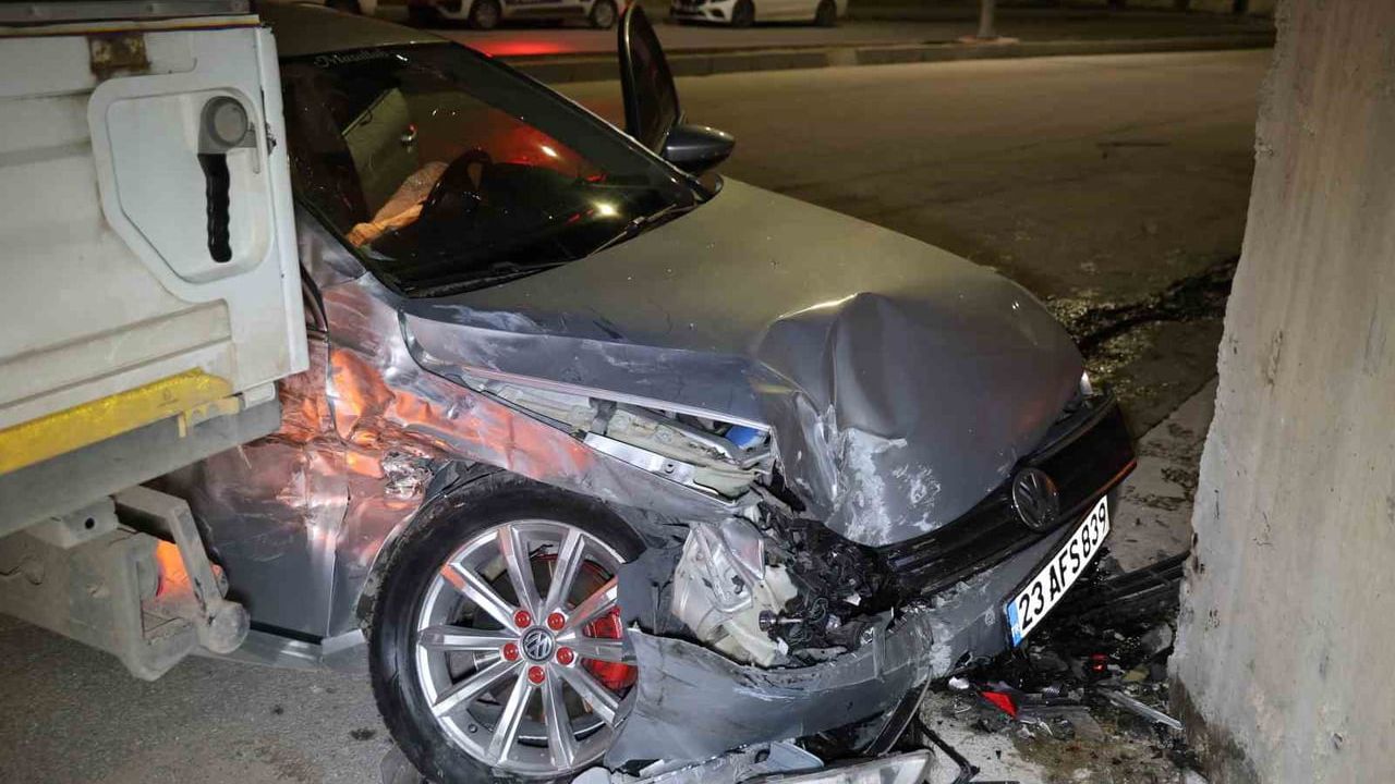 Elazığ’da pikap ile otomobil çarpıştı: Çaydaçıra Mahallesi'nde 5 yaralı