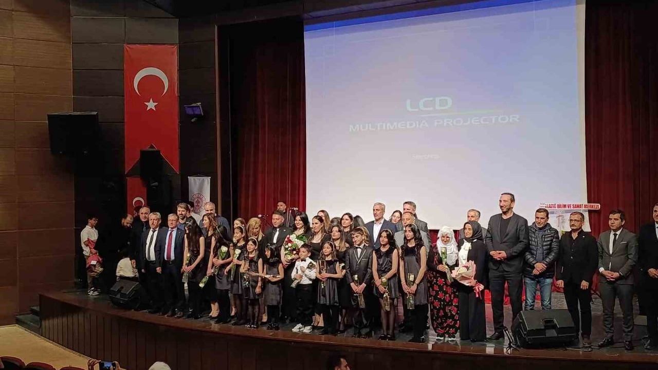 Elazığ'da Şahinkaya İlk ve Ortaokulu'nun Türk Halk Müziği Korosu beğeni topladı