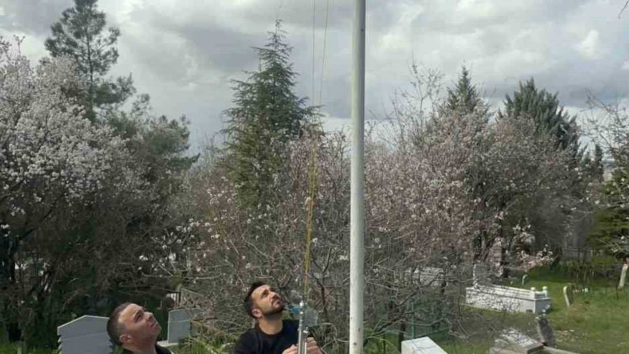 Elazığ’da şehit kabirlerindeki yıpranmış bayraklar yenilendi