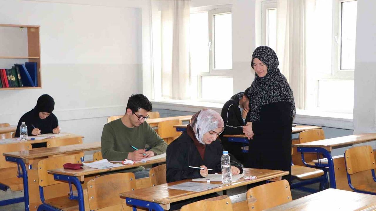 Elazığ'da Umre Ödüllü Gençlik Bilgi Yarışması, Gençlerin Manevi Eğitimine Odaklandı