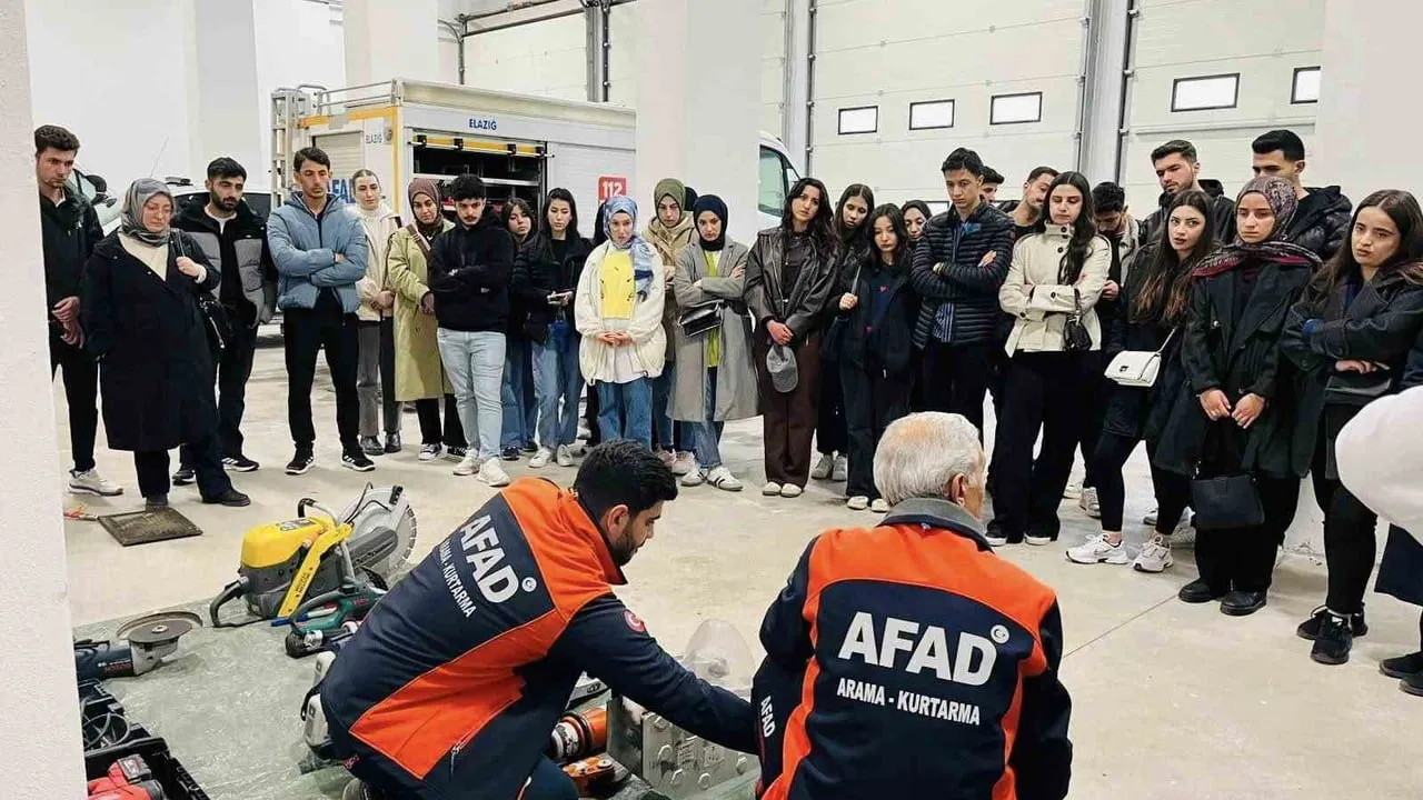 Elazığ’da üniversite müfredatına eklenen Afet Yönetimi ve Temel Arama Bilgisi derslerinin uygulamalı eğitimi sürüyor