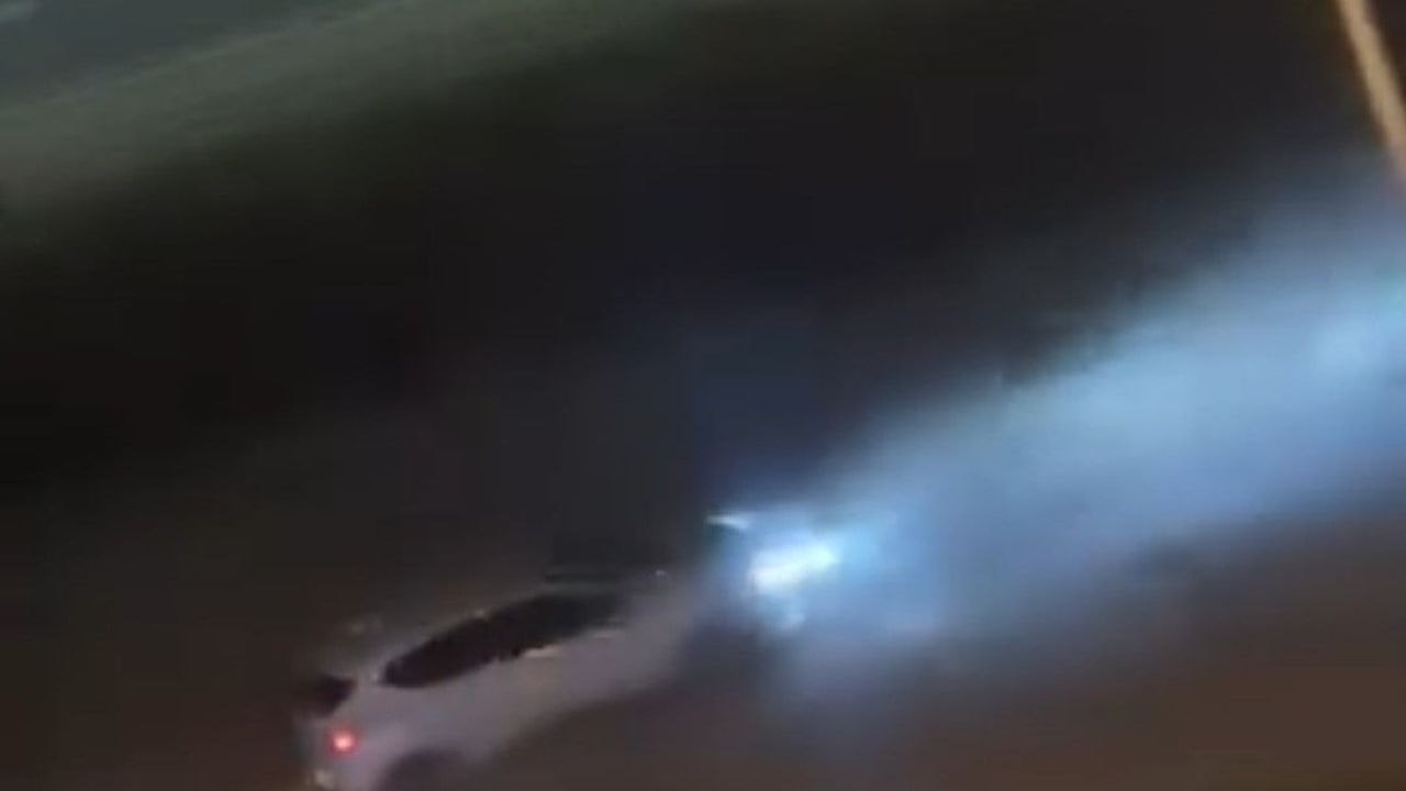 Elazığ'da Yemişlik Mahallesi önünde drift yapan sürücünün tehlikeli anları kamerada